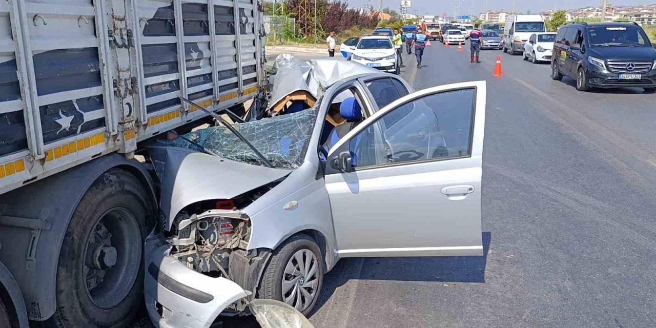 Otomobil Park Halindeki Tıra Çarptı, 21 Yaşındaki Genç Kız Yaşamını Yitirdi
