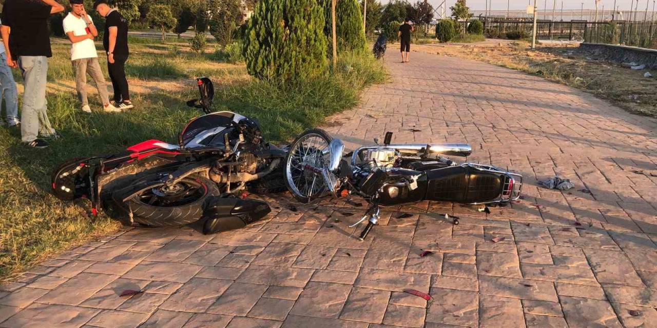 Park İçinde 2 Motosiklet Çarpıştı: 3 Yaralı
