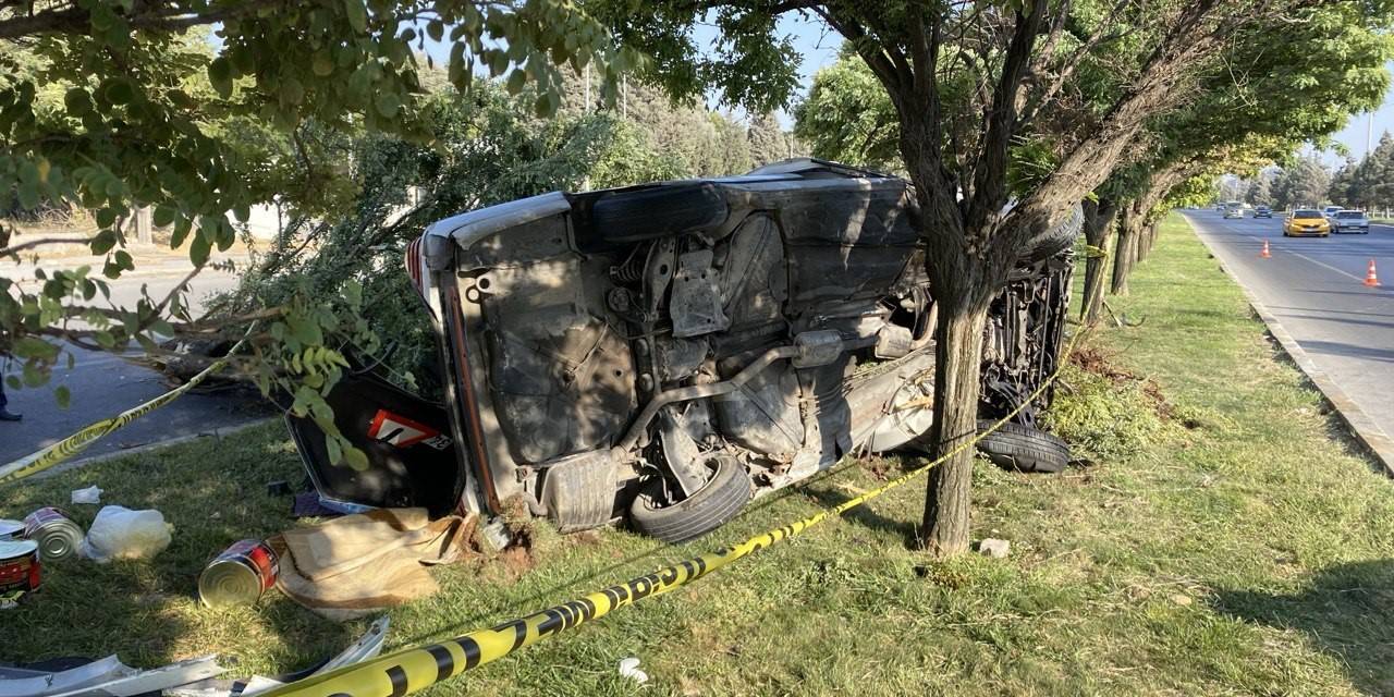 Otomobil Refüjdeki Ağaca Çarptı: 1 Ölü, 2 Yaralı