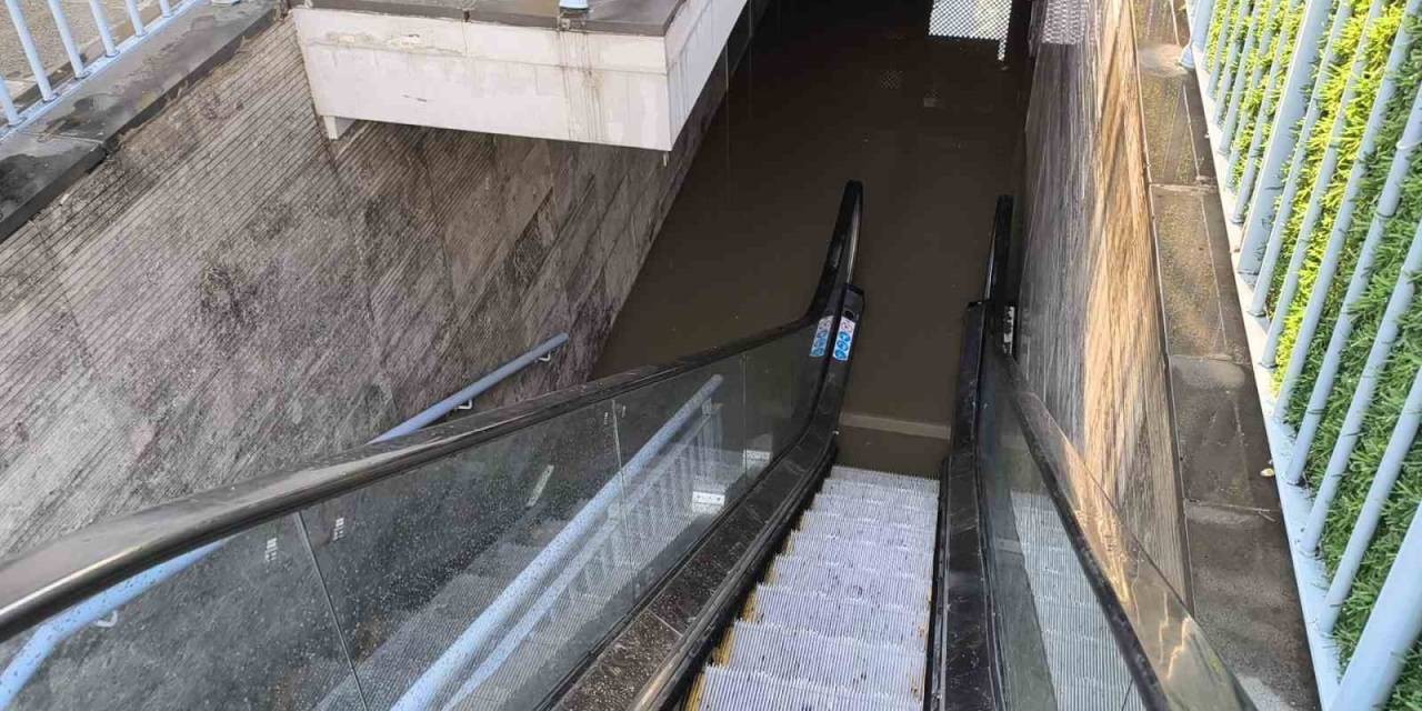 Yarım Saatlik Yağışla Şehirde Hayat Felç Oldu