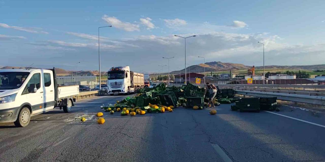 Tır Viraja Hızlı Girdi: Yola Savrulan Tonlarca Kavun Kara Yolunu Kapattı