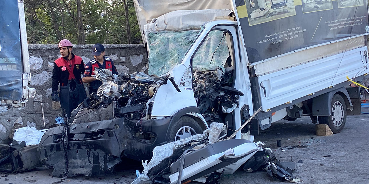 Mobilya yüklü kamyonet park halindeki TIR'a çarptı: 3 ölü