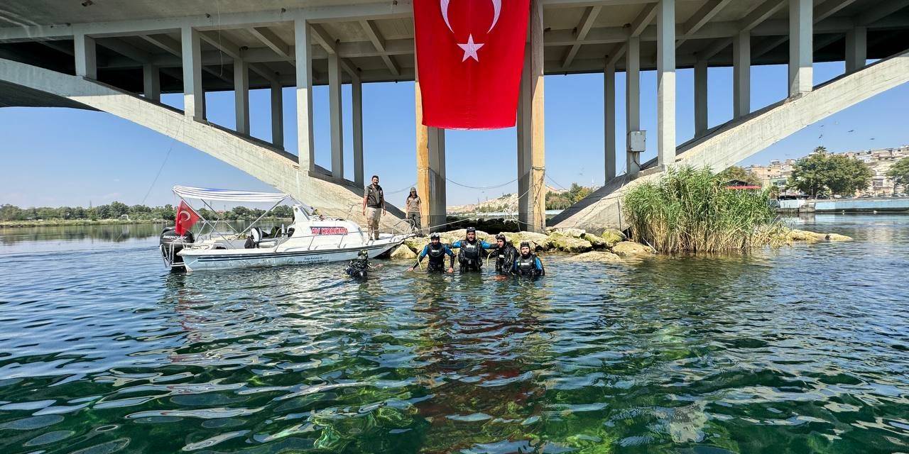 Dalgıçlardan Fırat Nehri’nde Türk Bayraklı 30 Ağustos Kutlaması