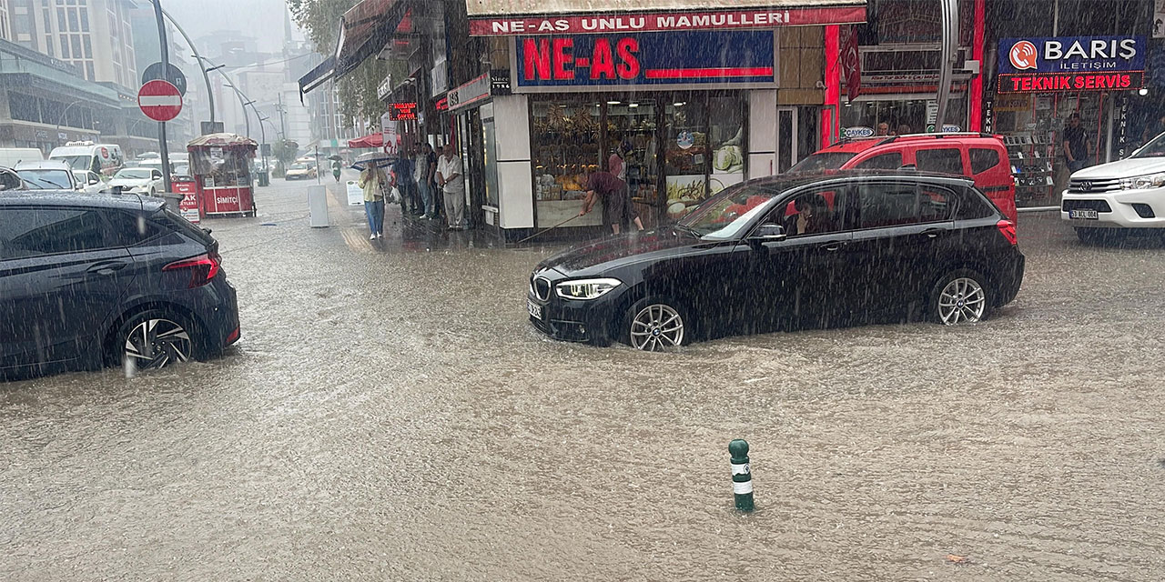 Rize'de şiddetli yağmurda cadde ve sokaklar göle döndü