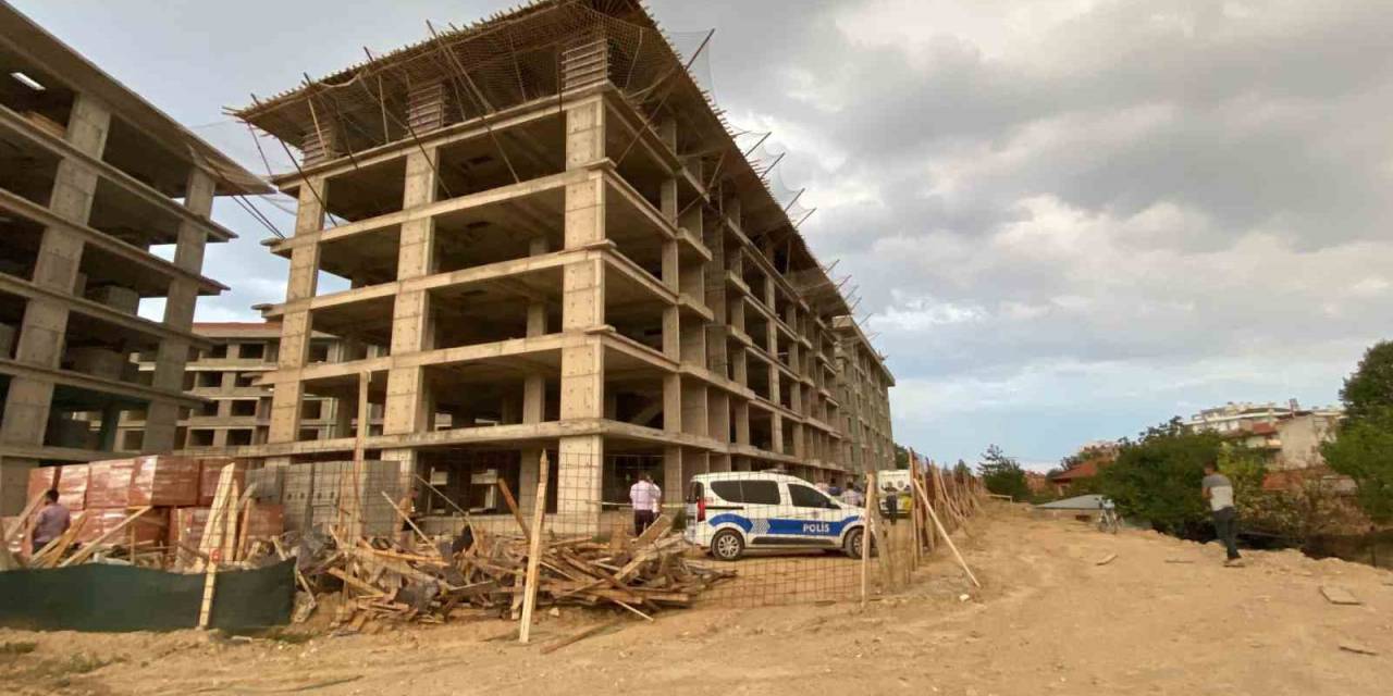 İnşaatın 5. Katından Düşen Kalıp Ustası Hayatını Kaybetti