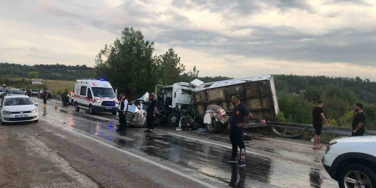 Osmaniye’de Kamyonet İle Otomobil Çarpıştı: 2 Ölü, 3 Yaralı