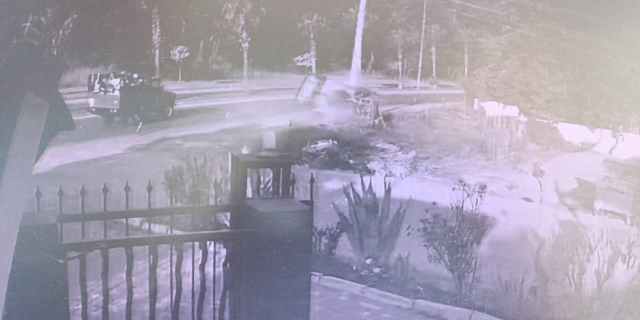 Turist Dolu Safari Aracı İle Çarpışıp Yoldan Çıkan Otomobil Aydınlatma Direğine Çarpıp Hurdaya Döndü