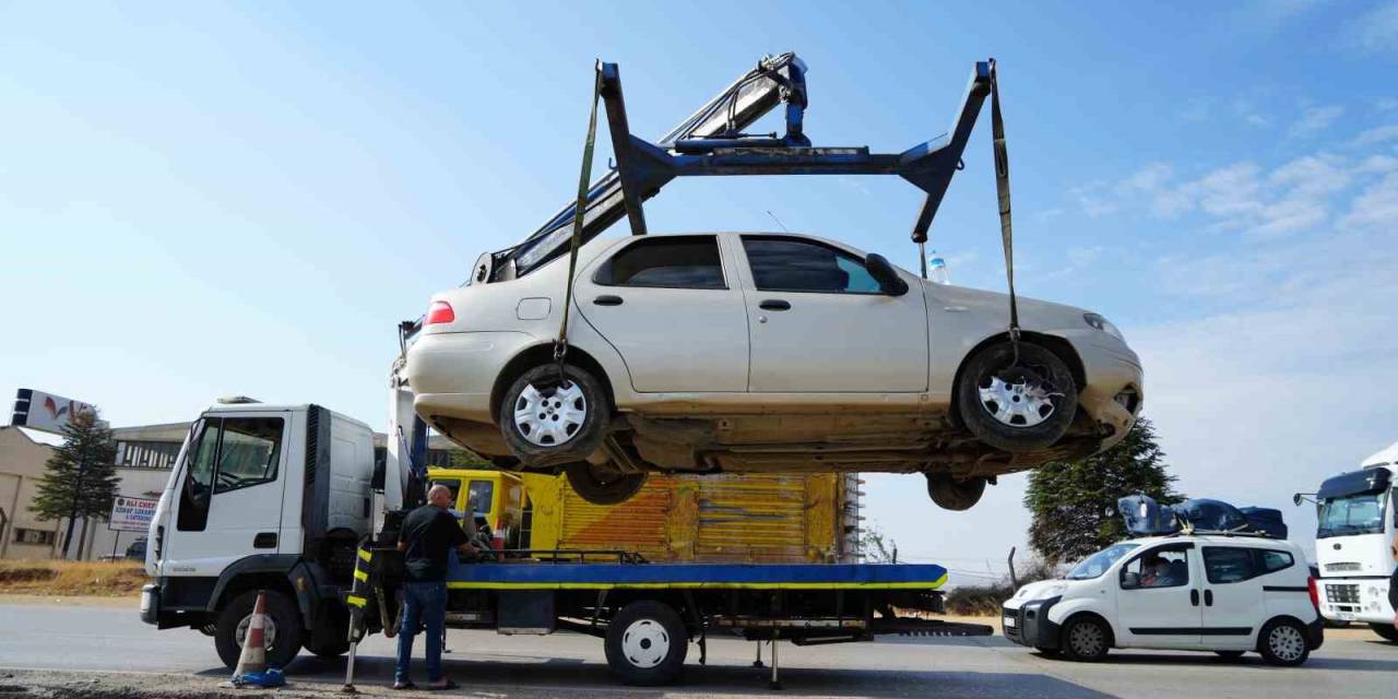 Kırıkkale’de Otomobil Orta Refüje Devrildi: 2 Yaralı