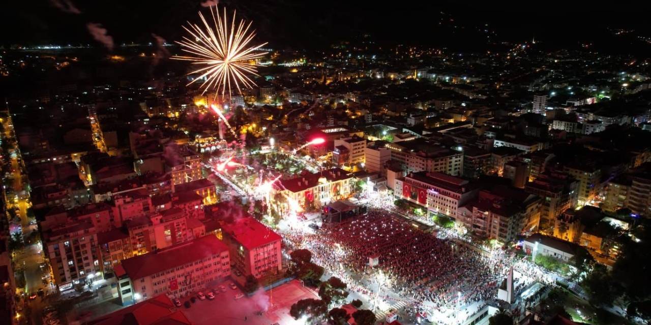 Manisa’da Zafer Bayramı’nda, Fener Alayı Ve Teoman Konseri