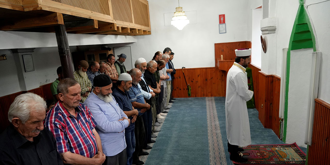 Gümüşhane'de yarım kalan cami inşaatı nedeniyle tarihi kilisede namaz kılan köy halkı destek bekliyor