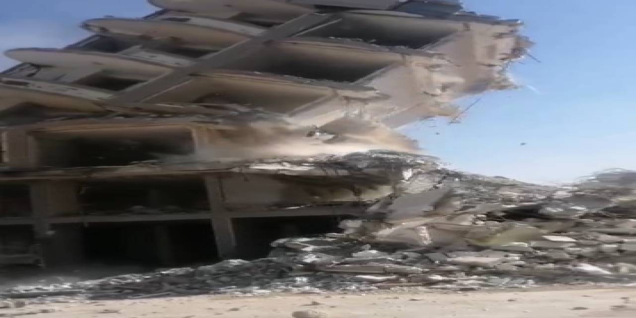 Mahkeme Süreci Sona Eren 7 Katlı Binanın İş Makinesinin Darbesiyle Yıkıldığı Anlar Kamerada