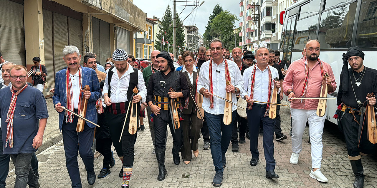 Sürmene'de 61 kemençeci kortej yürüyüşü yaptı