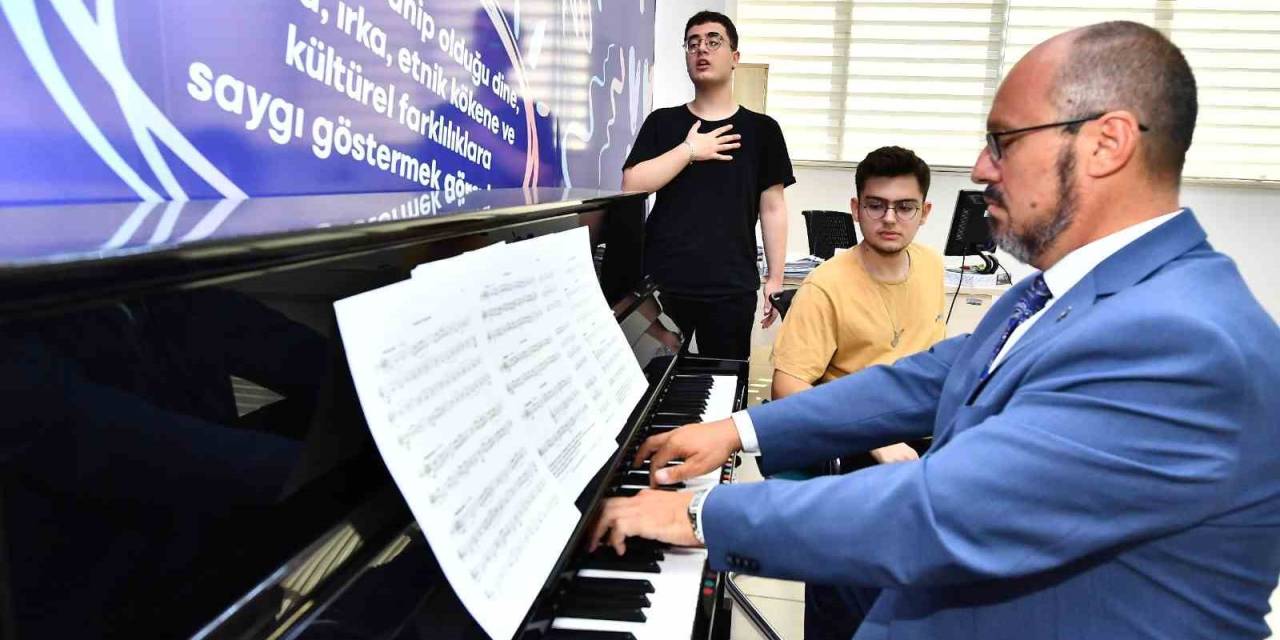 Büyükşehir’in Kursuna Katıldılar, Hayallerindeki Üniversiteyi Kazandılar