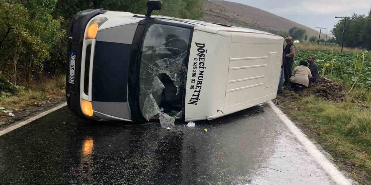 Devrilen Minibüste 10 Kişi Yaralandı