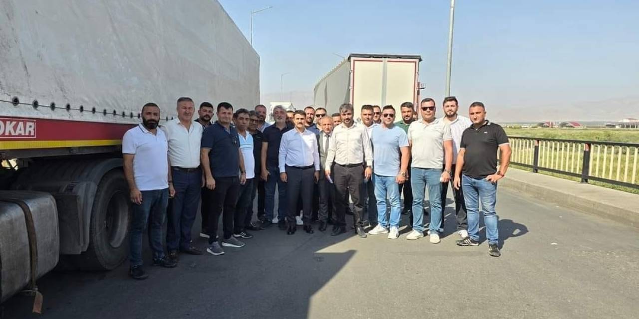 Tır Şoförleri Iğdır Dilucu Gümrük Kapısı’nın Giriş Ve Çıkışlarını Kapattı