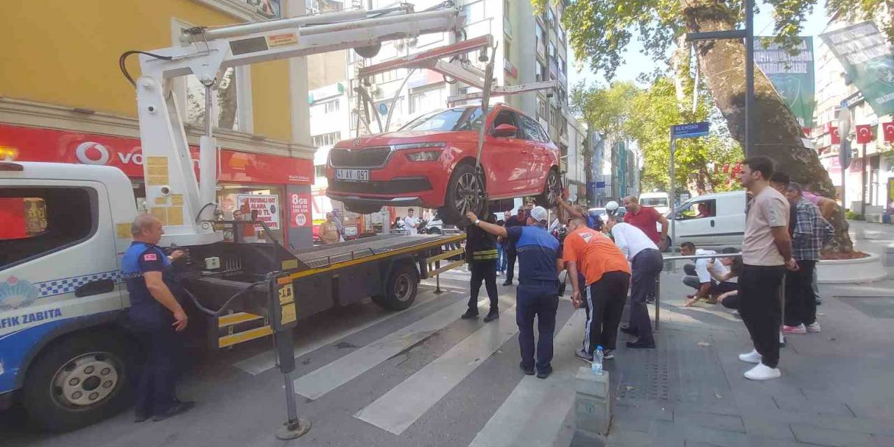 Kedi Çıkmayınca, Otomobil Sanayiye Götürüldü