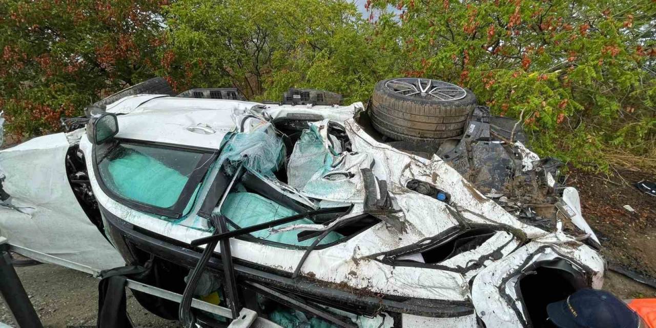 Otobanda Bariyere Çarpan Otomobil Yan Yattı: 4 Yaralı