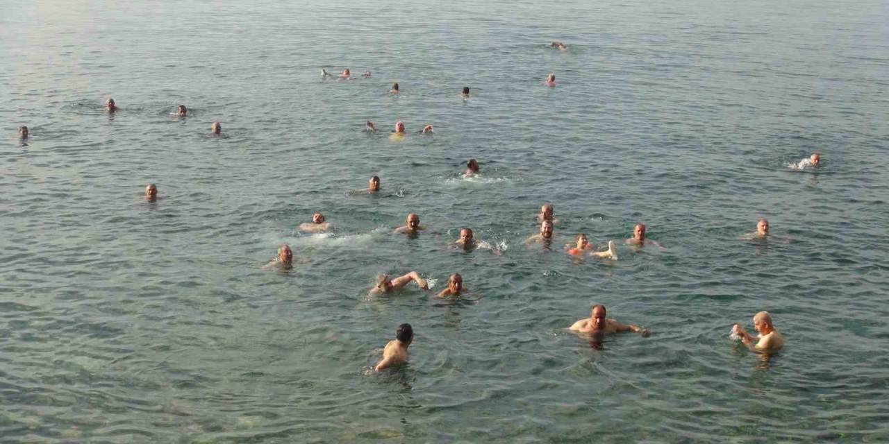 50 İle 70 Yaş Arasındaki Yetişkinler Güne Van Gölü’nde Yüzerek Başlıyor