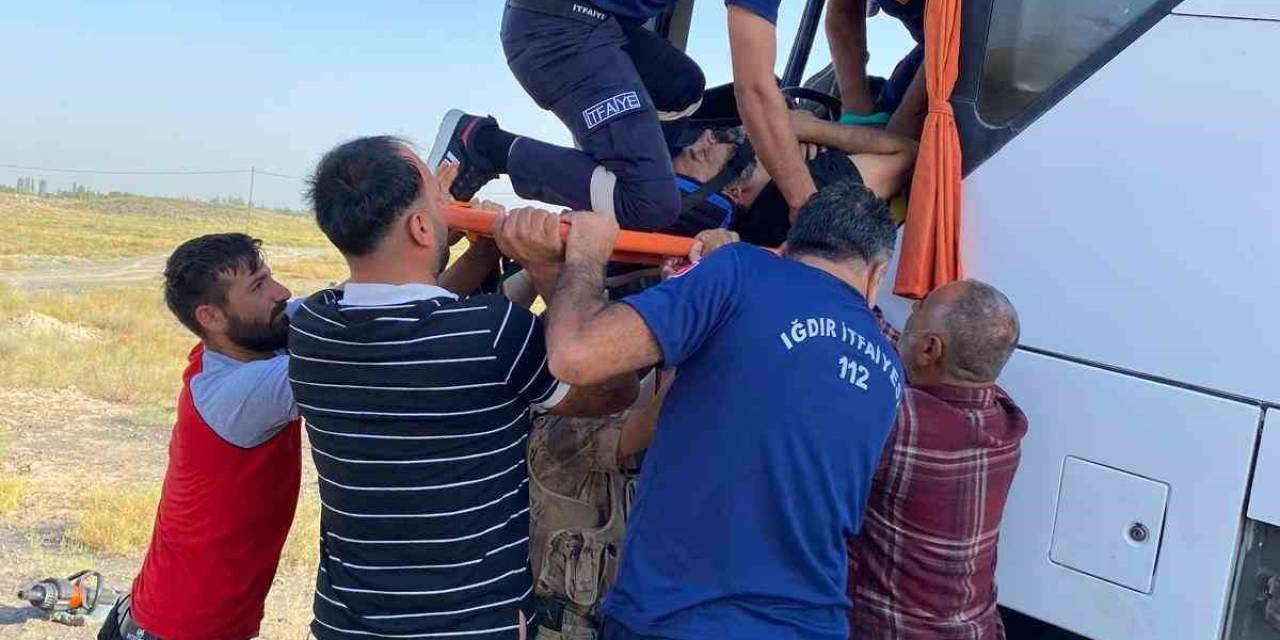 Gürcistan Plakalı Otobüs Iğdır’da Şarampole Yuvarlandı: 2 Yaralı