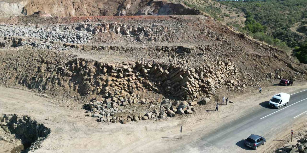 Siverek’te Yol Çalışmasında 2 Milyon Yıllık Dev Bazalt Sütunlar Ortaya Çıktı