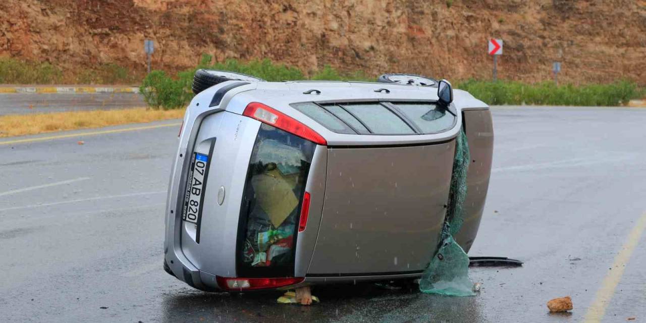 Virajı Alamayan Otomobil Yan Yattı: 2 Yaralı