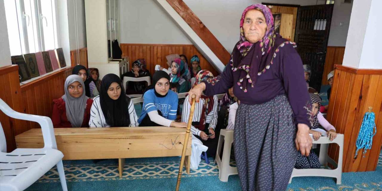 78 Yaşındaki Menekşe Ninenin Kur’an-ı Kerim Öğrenme Azmi