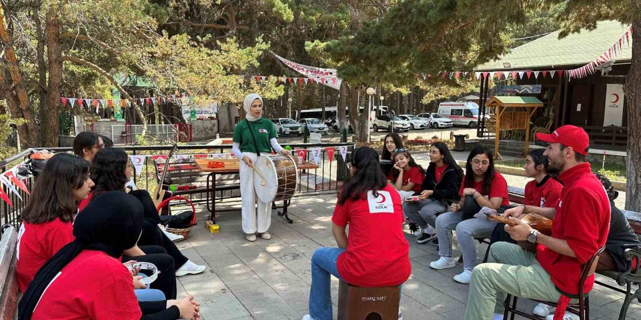 Depremzede Öğrenciler Kızılay’ın Çamkoru Kampı’nda Buluştu