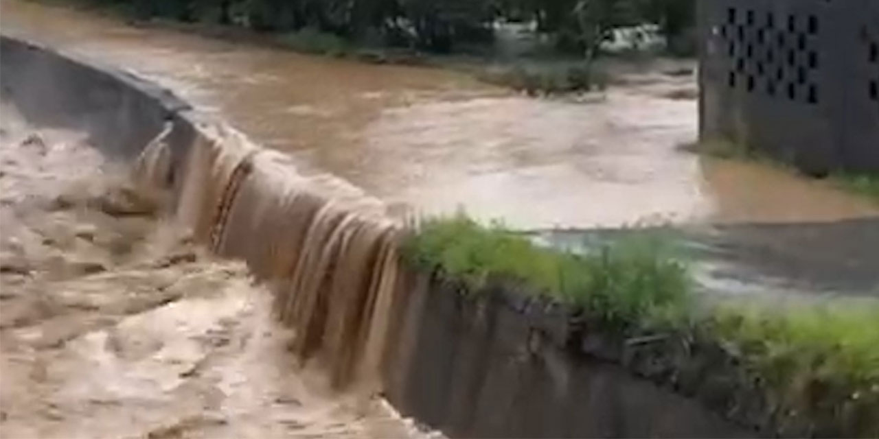 Rize'de sağanak yağış sonrası cadde ve sokaklar göle döndü