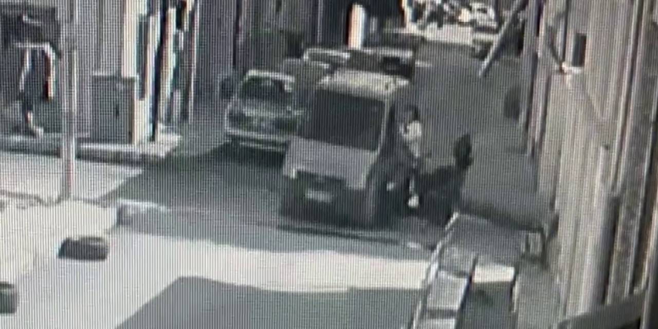 Hafif Ticari Araç İle Motosikletin Çarpıştığı Kaza Kamerada