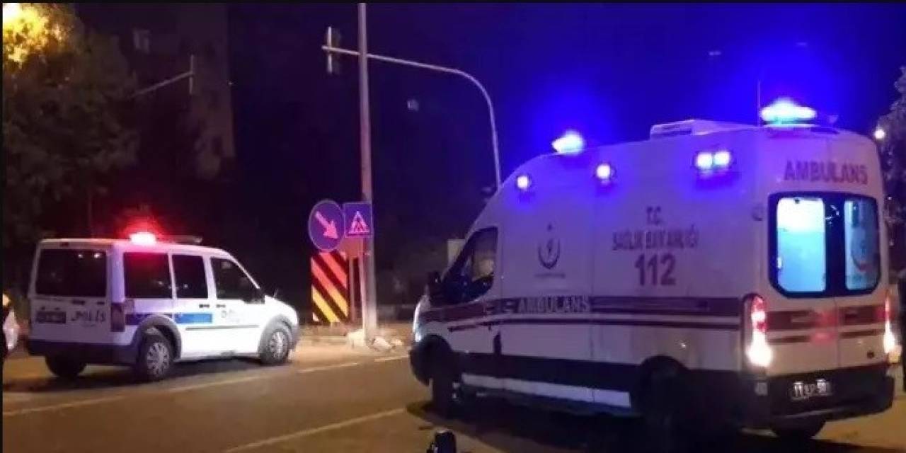 Otomobilin Dikiz Aynasına Çarpan Motosiklet Devrildi, Sürücüsü Yaralandı