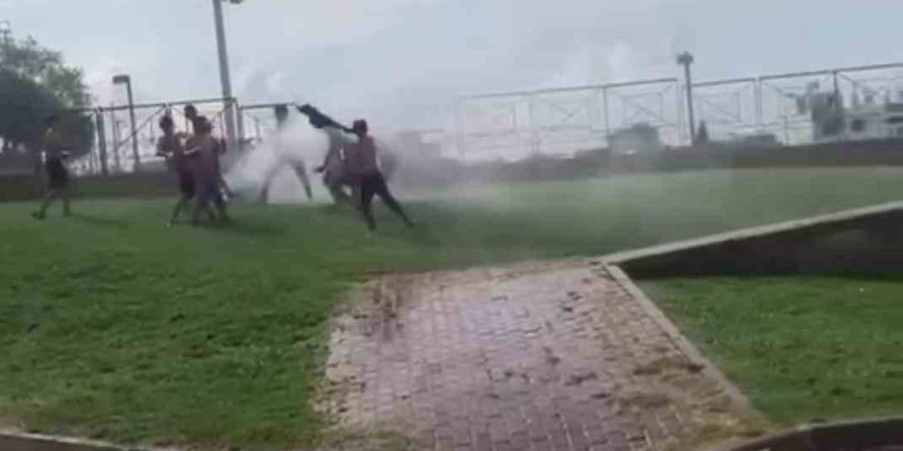 Sıcaktan Bunalan Çocuklar Çareyi Sulama Aracında Buldu