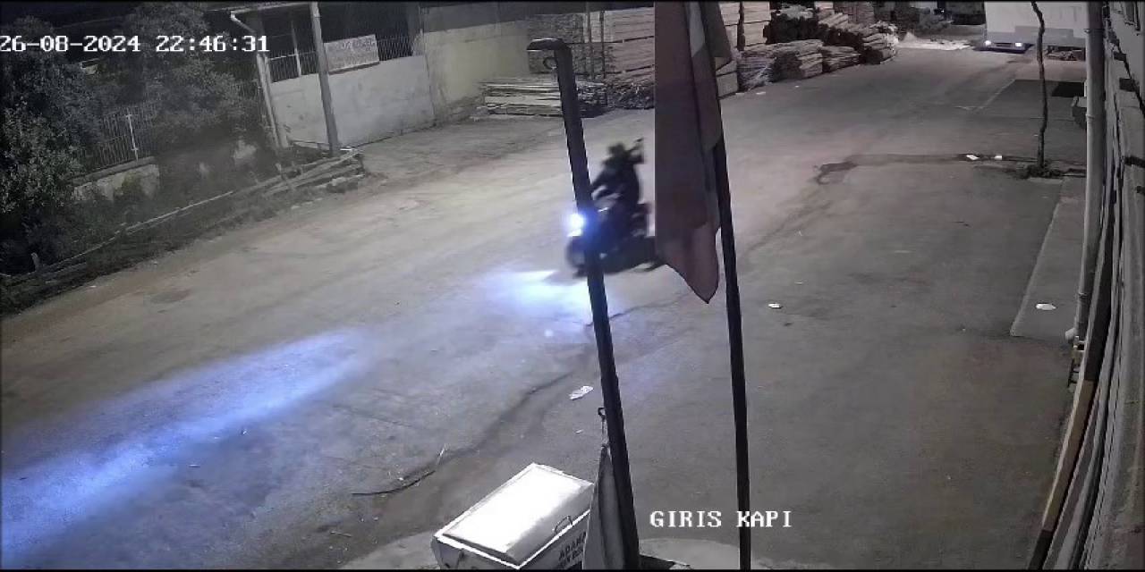 Çalıştıkları Mobilyacıya Silahlı Saldırı Düzenleyerek 5 Milyon Tl Haraç İstediler