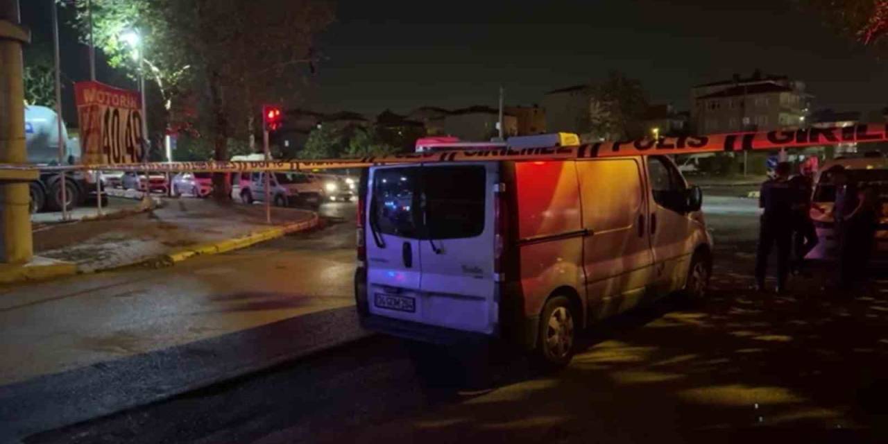 Kırmızı Işıkta Araçta Bekleyenler Arasında Bıçaklı Kavga: 4 Yaralı