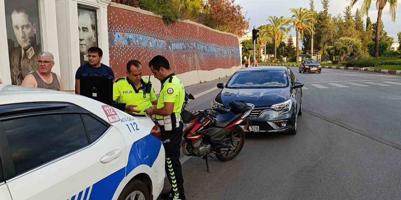 Motosiklet İle Otomobil Çarpıştı: 1 Yaralı