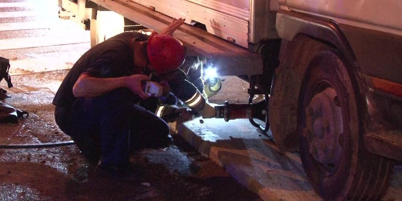 Ataşehir’de Kamyonet Mobese Direğine Çarptı