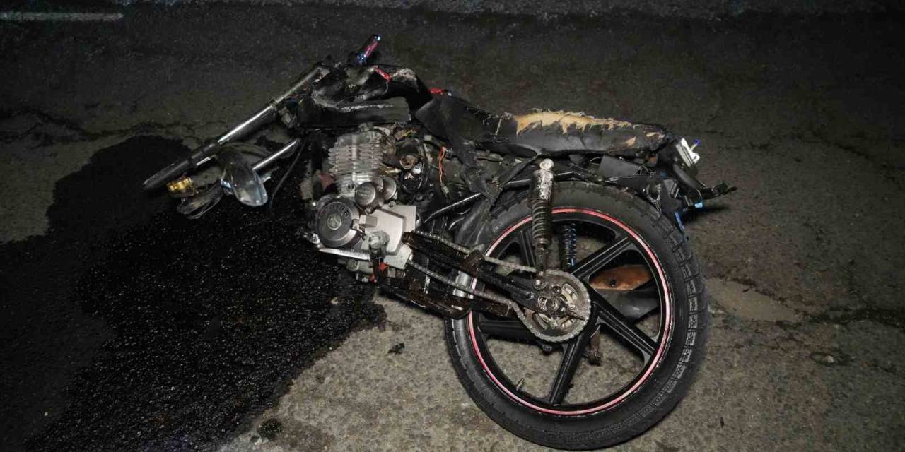 Devrilen Motosikletin Sürücüsü Tek Ayakkabıyla Kaçtı, Otomobildeki 2 Kişi Yaralandı