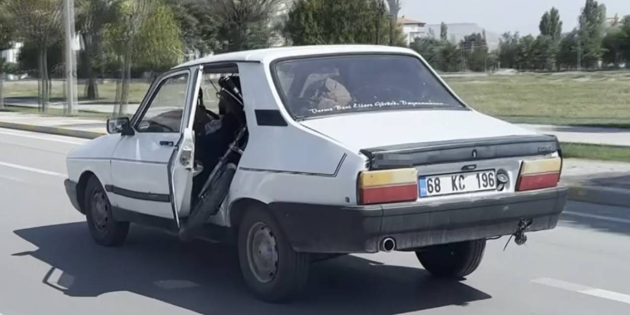 Otomobile Motor Yükledi, Kapısı Açık Trafikte Seyretti
