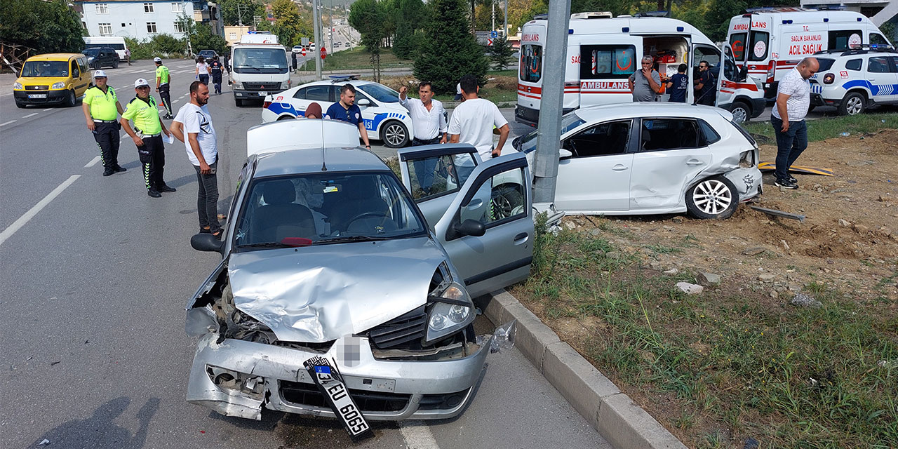 Sağlık çalışanlarının araçları çarpıştı: 3'ü hemşire 7 yaralı