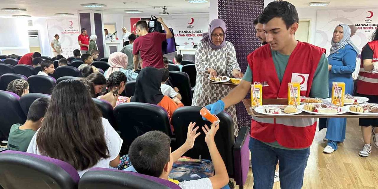 Türk Kızılay’dan Yetim Öğrencilere Kırtasiye Yardımı