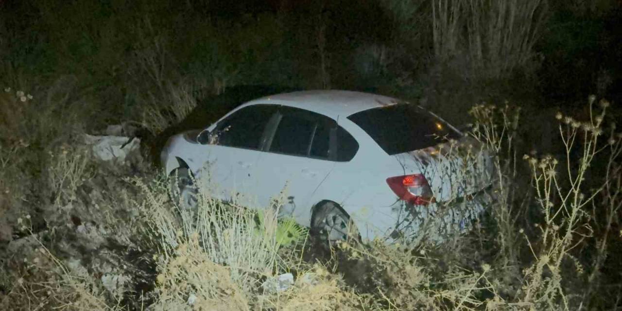 Kontrolden Çıkan Otomobil Çaya Uçtu, Sürücü Olay Yerinden Kaçtı