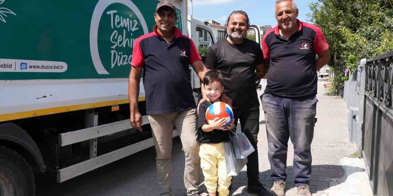 Minik Ata’nın Çöp Kamyonu İlgisi