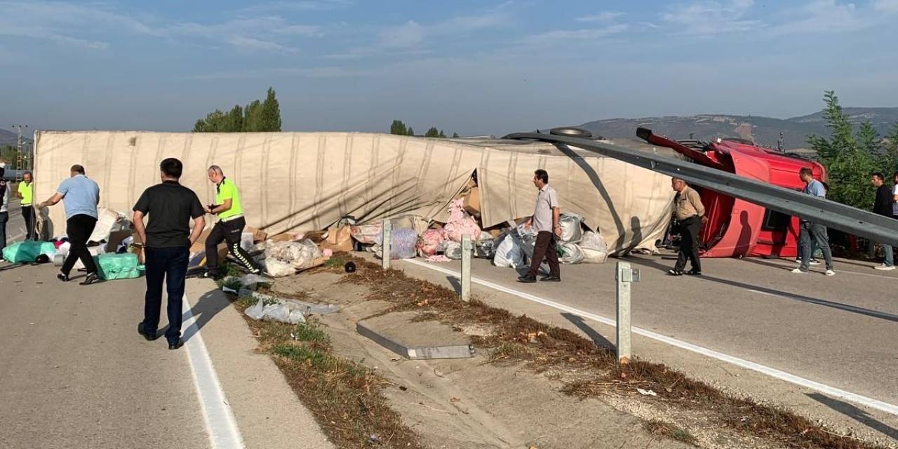 Geri Geri Dikkatsizce Yola Çıkan Tankere Tır Çarptı: Kaza Anı Kamerada
