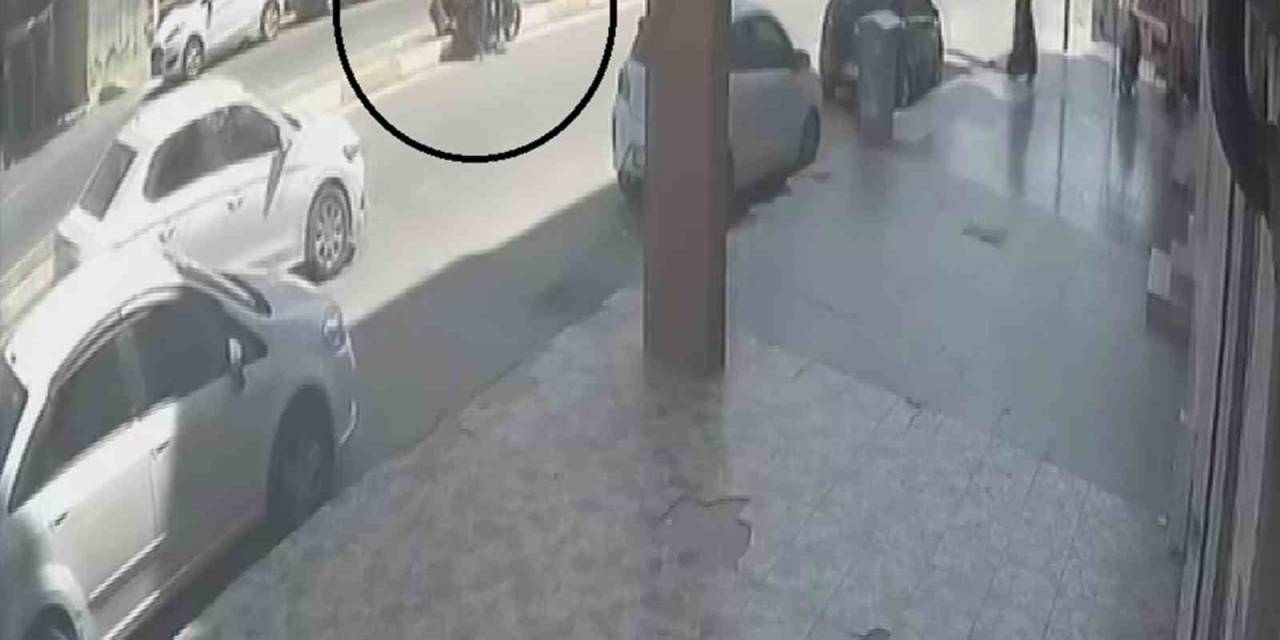 Motosikletin Çarptığı Kadın, Ayağa Kalktığı Gibi Olay Yerinden Uzaklaştı
