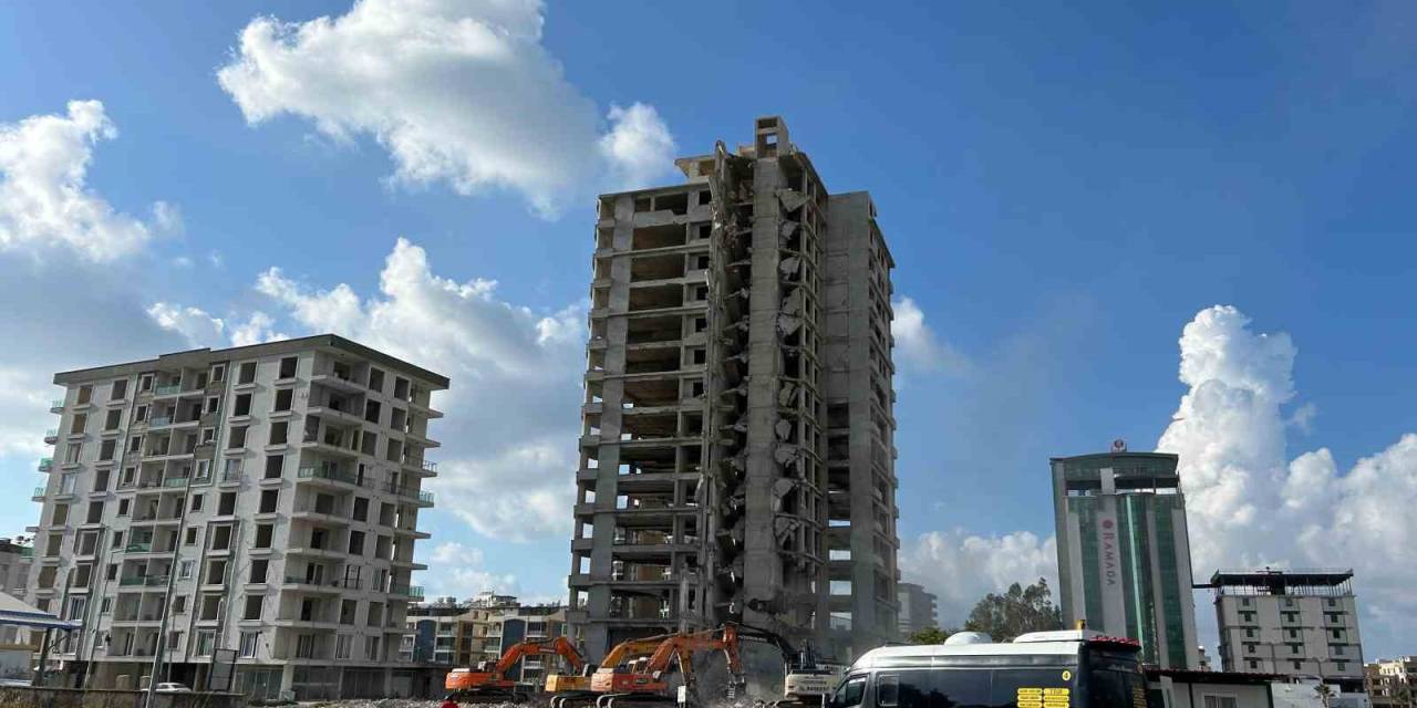 15 Katlı Binanın Yerle Bir Olduğu Anlar Kameraya Yansıdı