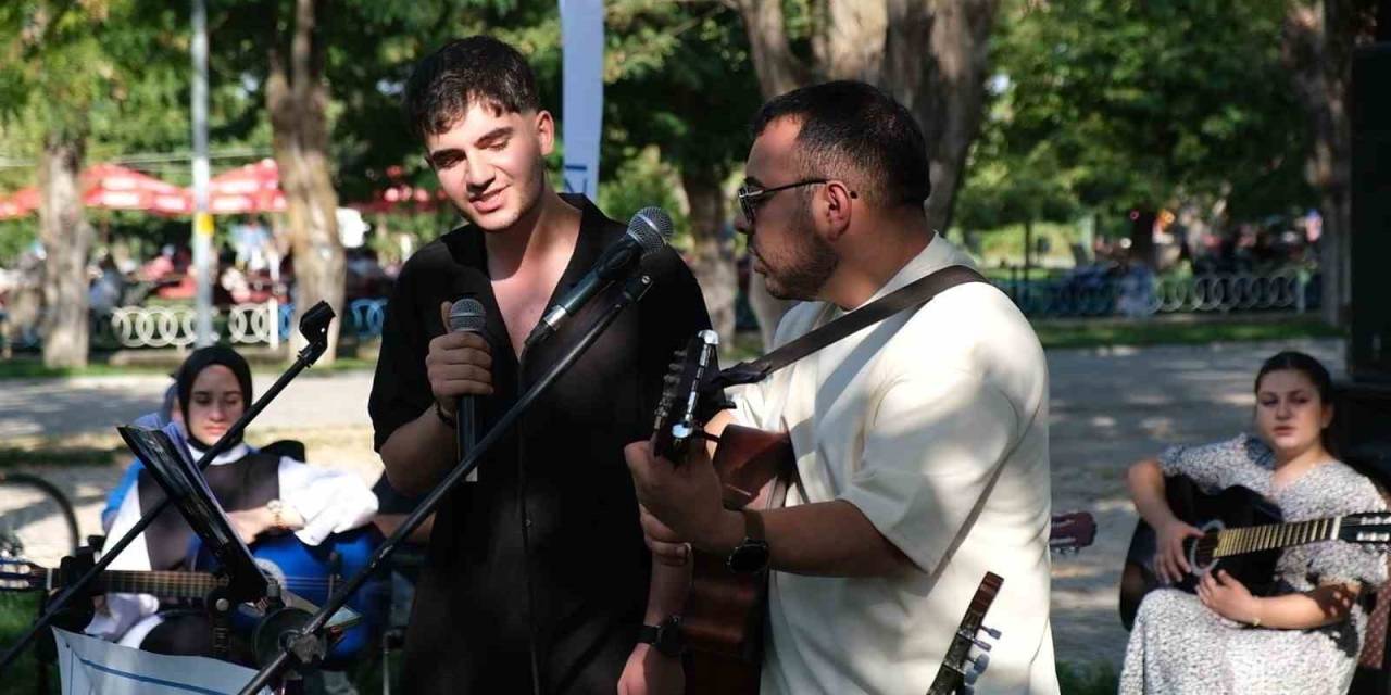 Tatvan Gençlik Merkezi’nin Gitar Kursu Öğrencilerinden Sahilde Konser