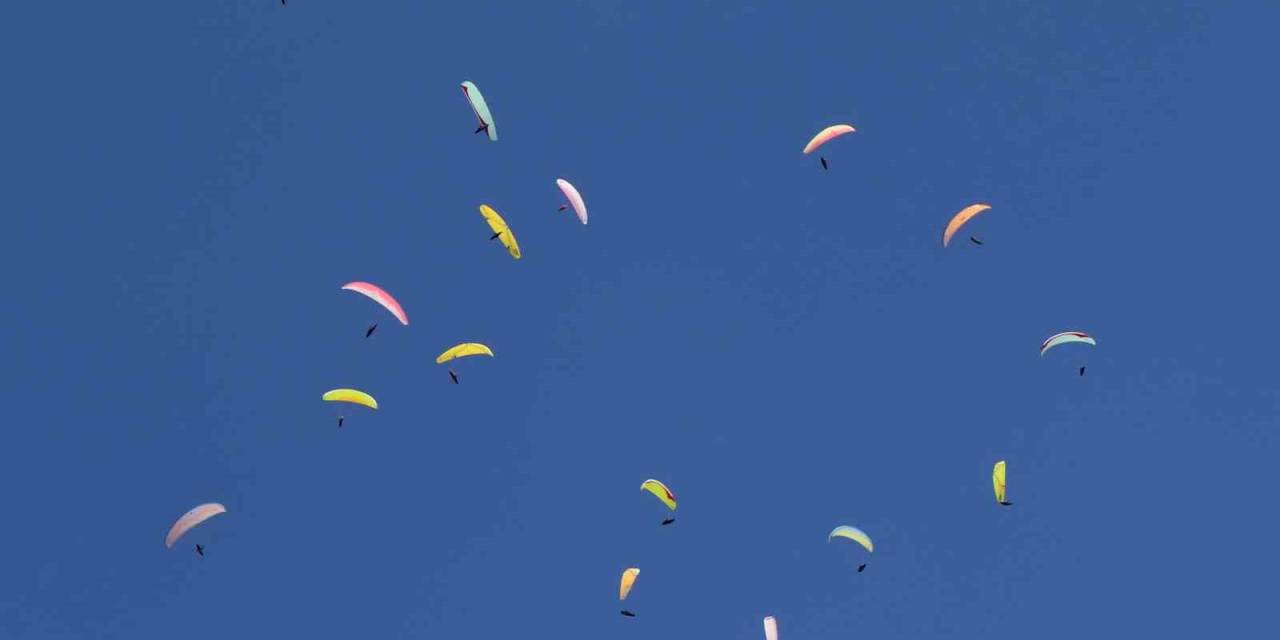 Erzincan’da Paraşütçüler Gökyüzünü Renklendirdi