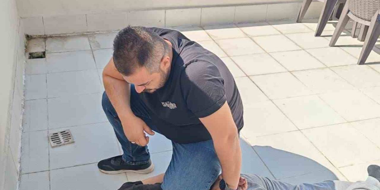 Çatıdan Çatıya Atlayan Şüpheliyi Polis Karşıladı