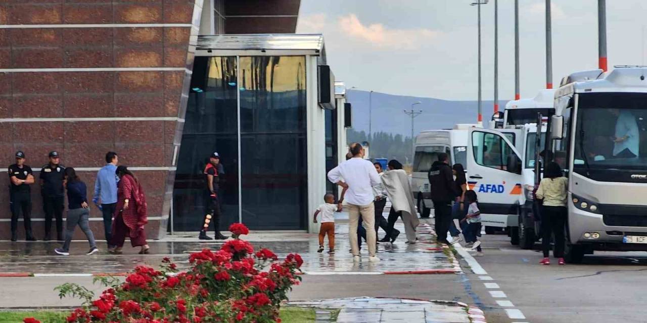 Bomba İhbarı Yapılan Uçakta İncelemeler Sürüyor