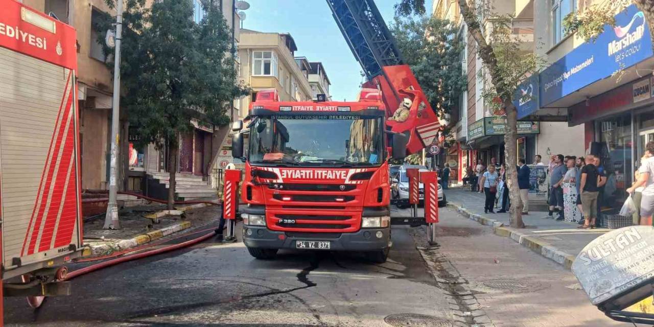 Avcılar’da Metruk Binadan Alevler Yükseldi