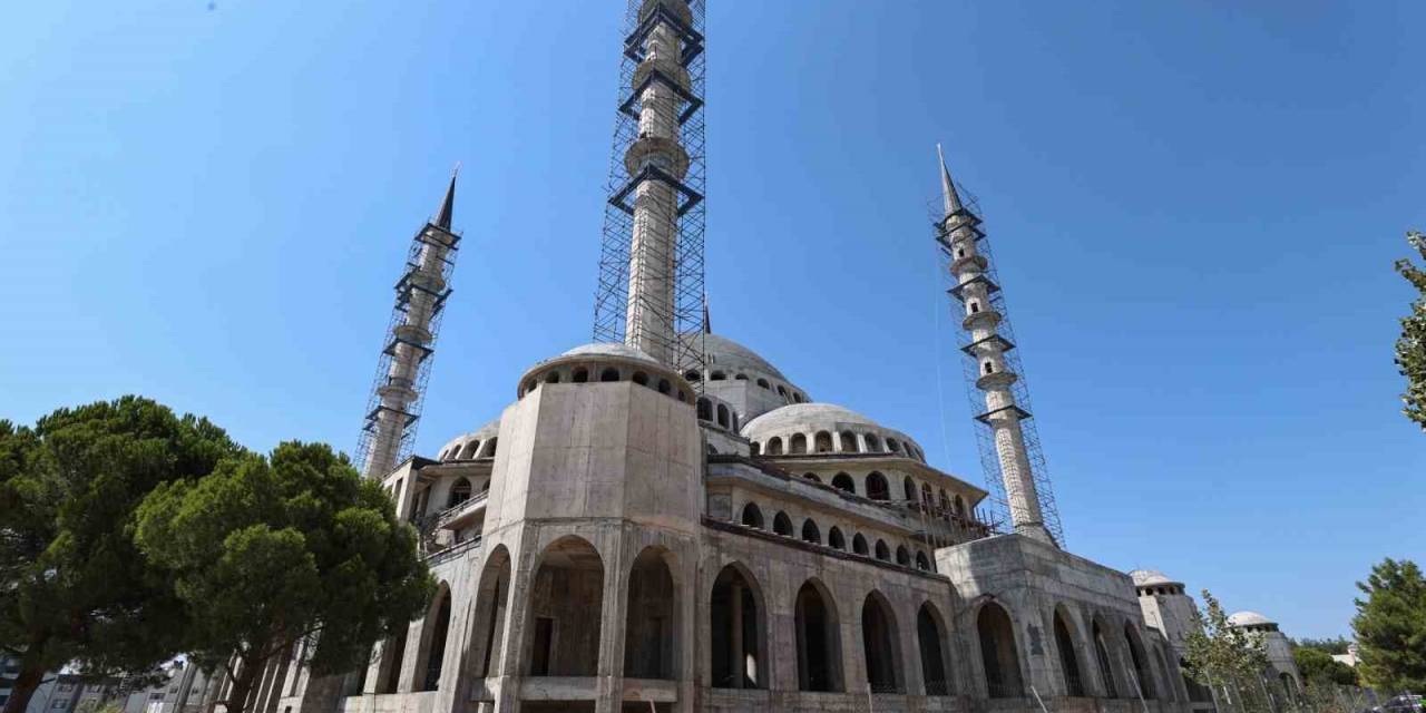 Bursa Valisi Ayyıldız, Türkiye’nin En Büyük 3. Camisinin İnşaatını Ziyaret Etti
